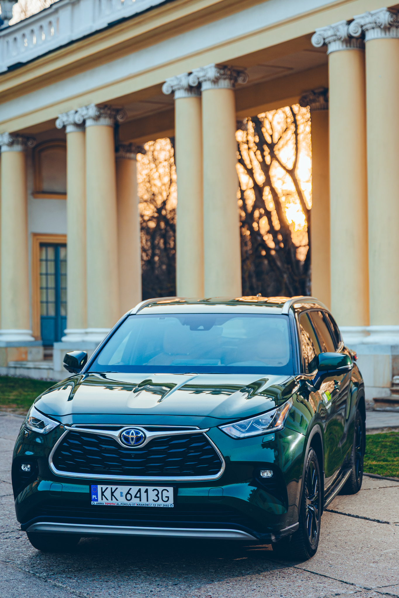 Toyota Highlander - przód pod kolumnami