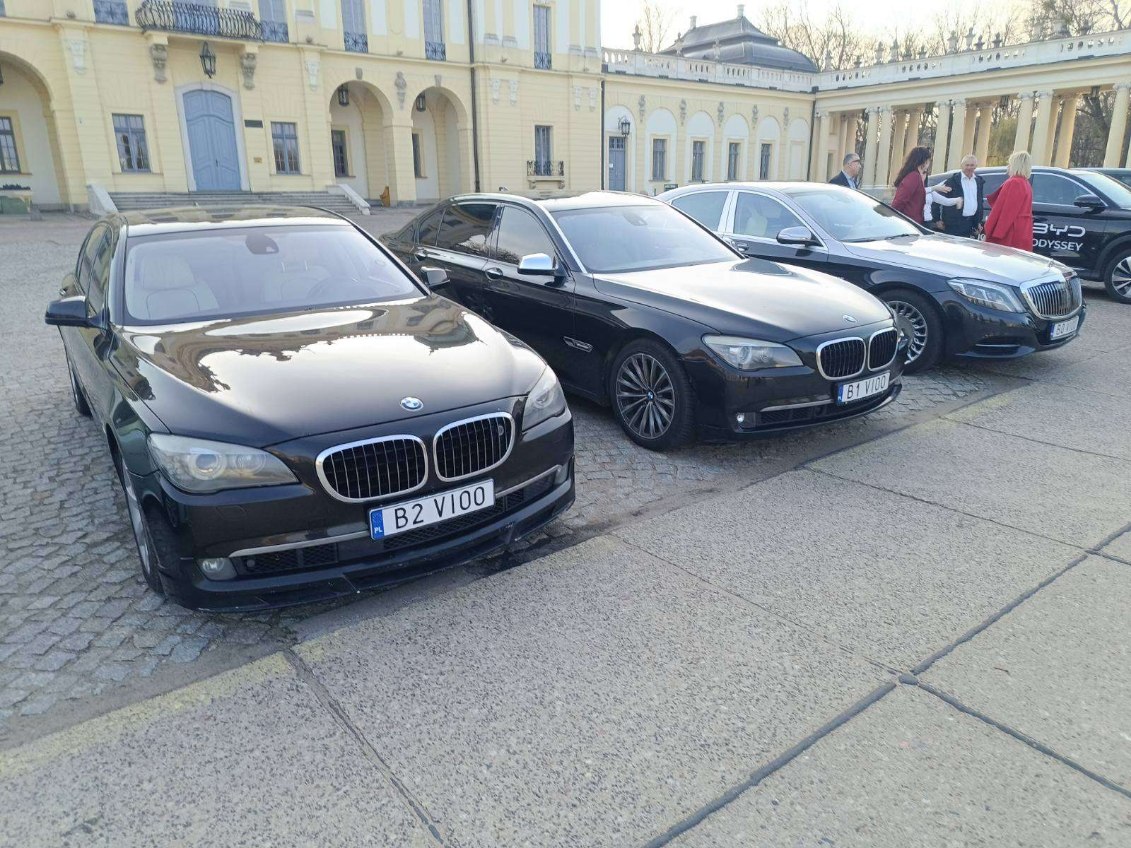 BMW serii 7 pod pałacem Branickich